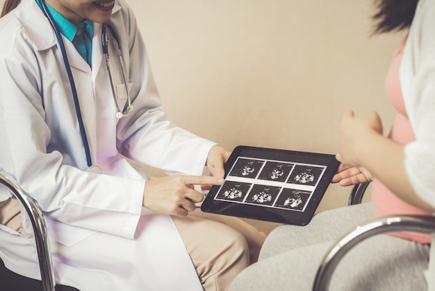 Donna incinta e medico ginecologo in ospedale