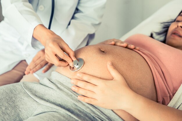 Donna incinta e medico ginecologo in ospedale