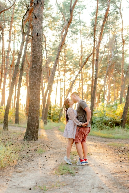 Donna incinta e suo marito nella foresta