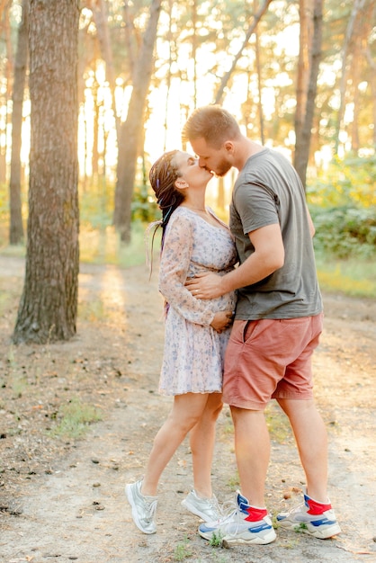 Donna incinta e suo marito nella foresta