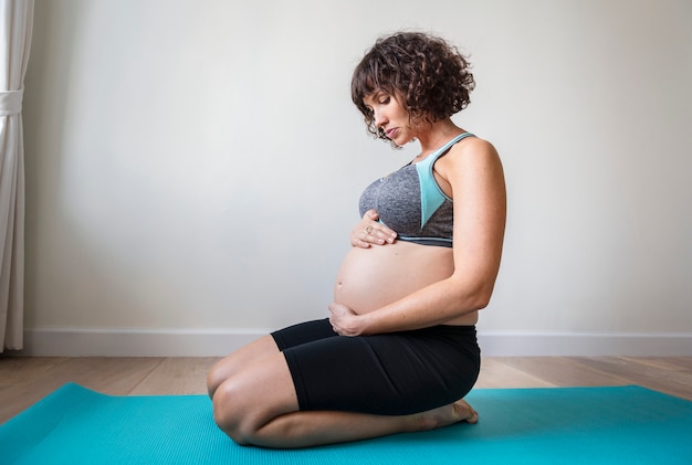 Donna incinta facendo esercizio leggero