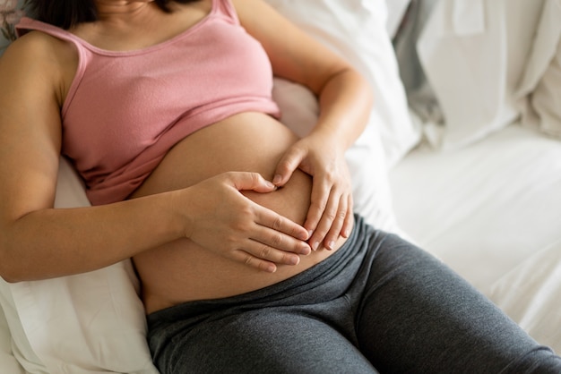 Donna incinta felice con il bambino in pancia incinta. Assistenza prenatale alla maternità e gravidanza della donna.