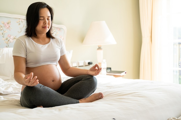 Donna incinta felice con il bambino in pancia incinta. Assistenza prenatale alla maternità e gravidanza della donna.