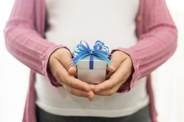 Donna incinta felice e bambino in attesa.