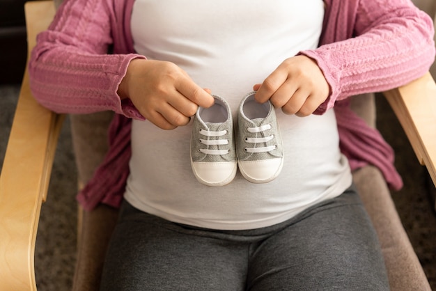 Donna incinta felice e bambino in attesa.