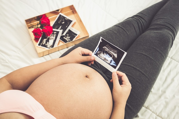 Donna incinta felice e bambino in attesa.