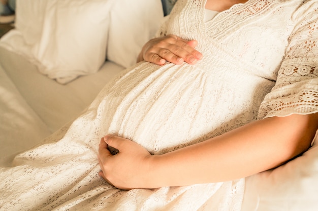 Donna incinta felice e bambino in attesa.