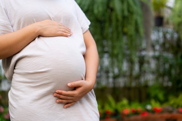 Donna incinta felice e bambino in attesa.