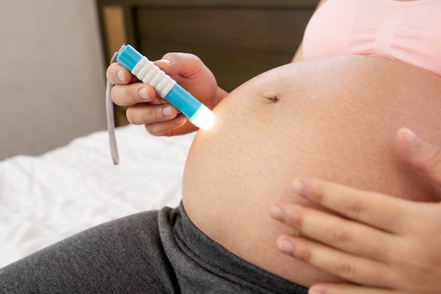 Donna incinta felice e bambino in attesa.