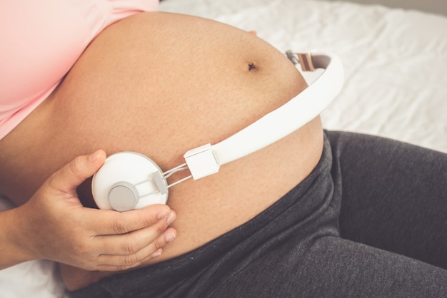 Donna incinta felice e bambino in attesa.