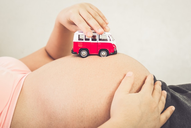 Donna incinta felice e bambino in attesa.