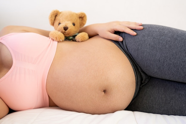 Donna incinta felice e bambino in attesa.