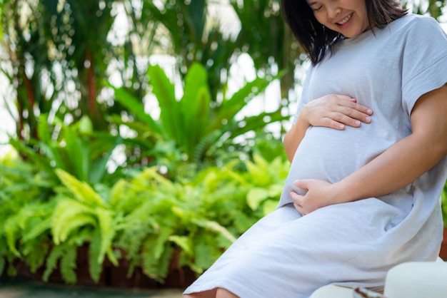 Donna incinta felice e bambino in attesa.