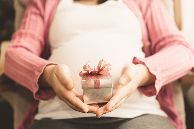 Donna incinta felice e bambino in attesa.