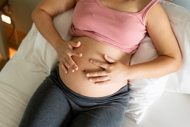 Donna incinta felice e bambino in attesa.