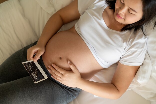 Donna incinta felice e bambino in attesa.