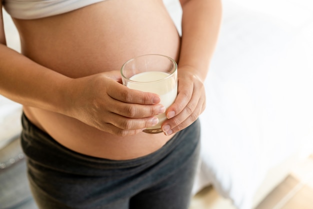 Donna incinta felice e bambino in attesa.