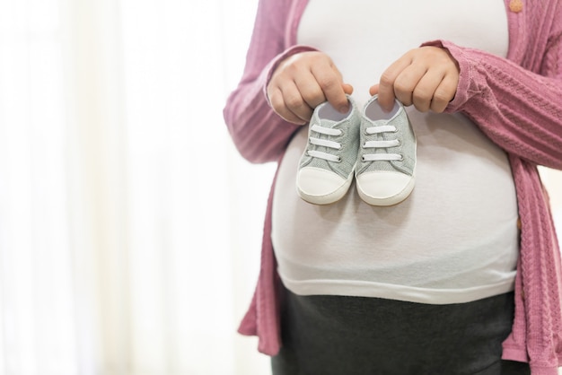 Donna incinta felice e bambino in attesa.