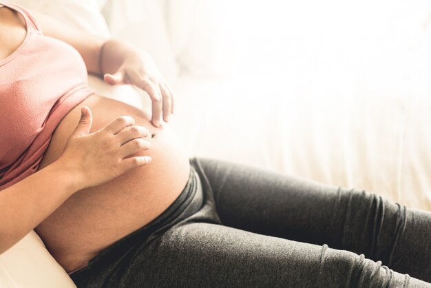 Donna incinta felice e bambino in attesa.