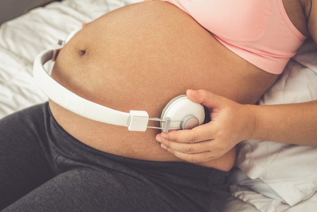 Donna incinta felice e bambino in attesa.