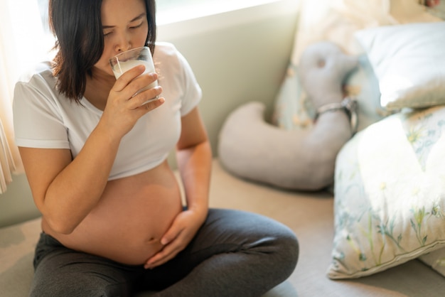 Donna incinta felice e bambino in attesa.