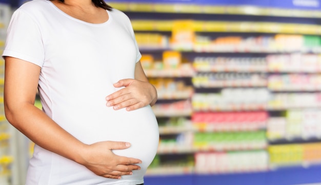 Donna incinta felice e bambino in attesa.