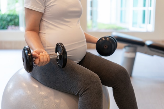 Donna incinta felice e bambino in attesa.