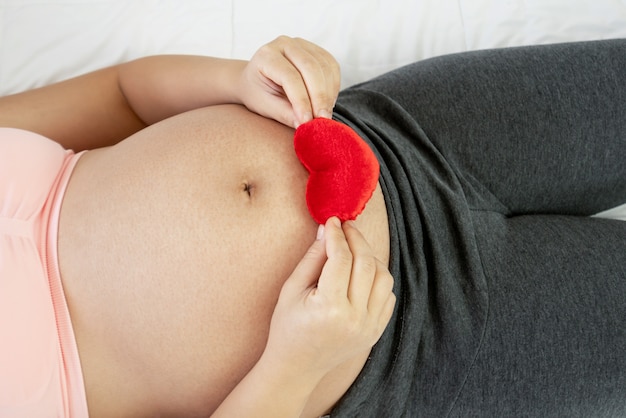 Donna incinta felice e bambino in attesa.