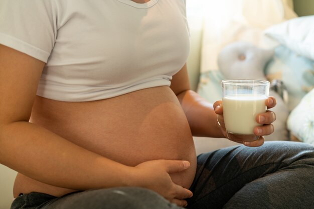 Donna incinta felice e bambino in attesa.