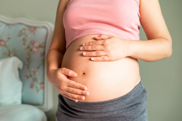 Donna incinta felice e bambino in attesa.