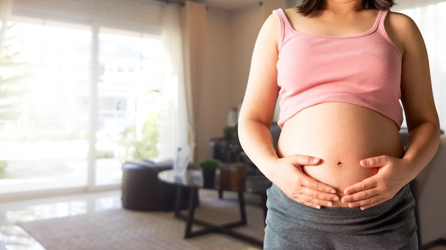 Donna incinta felice e bambino in attesa.