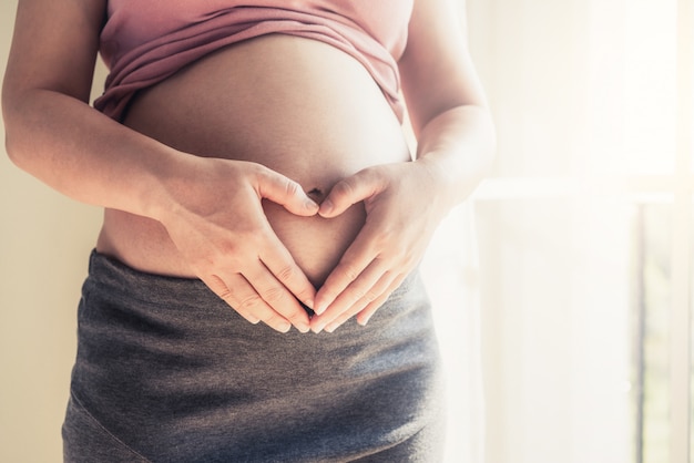 Donna incinta felice e bambino in attesa.