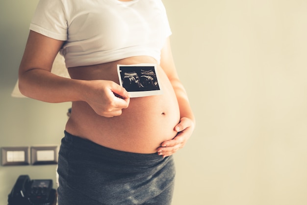 Donna incinta felice e bambino in attesa.