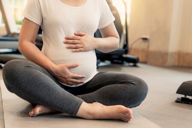 Donna incinta felice e bambino in attesa.