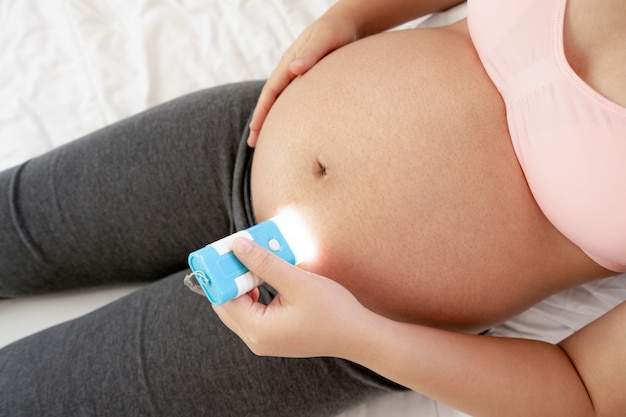 Donna incinta felice e bambino in attesa.