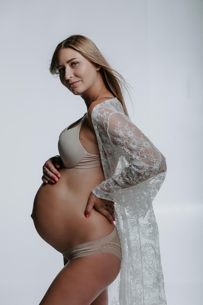Donna incinta in biancheria intima. Studio girato