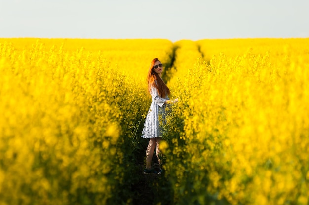 Donna incinta in campo giallo