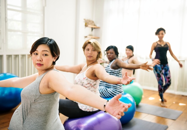 Donna incinta in classe di yoga