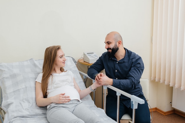 donna incinta in clinica per la consultazione con il futuro padre. Visita medica