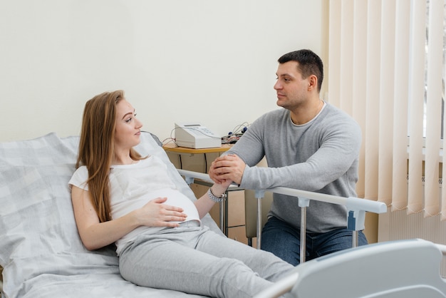 donna incinta in clinica per la consultazione con il futuro padre. Visita medica