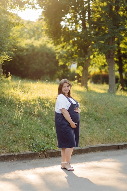 Donna incinta in posa nel parco