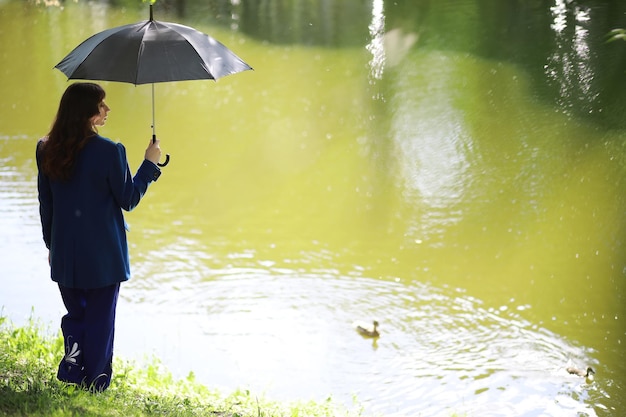 Donna incinta in una passeggiata nel parco