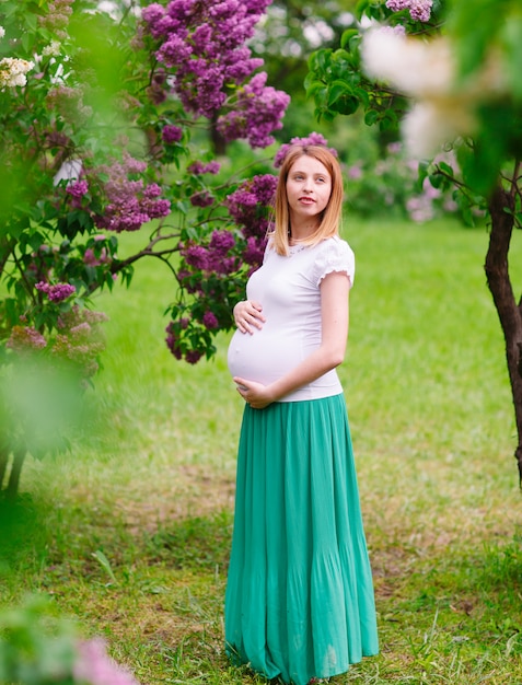 Donna incinta nel parco