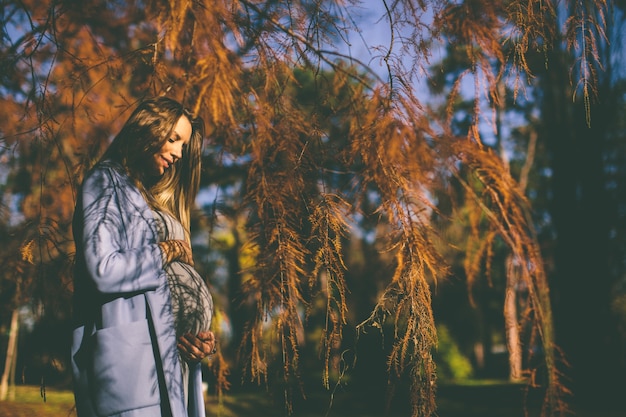 Donna incinta nel parco