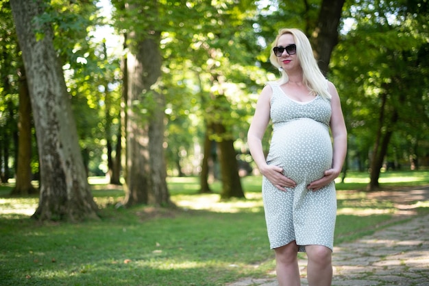 Donna incinta nel parco