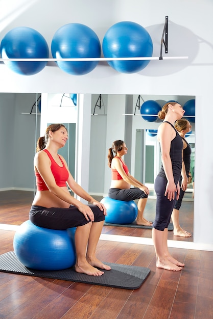 donna incinta pilates esercizio fitball