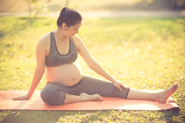 donna incinta sana che fa yoga in natura all&#39;aperto. Colore vintage