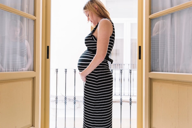 Donna incinta sul balcone