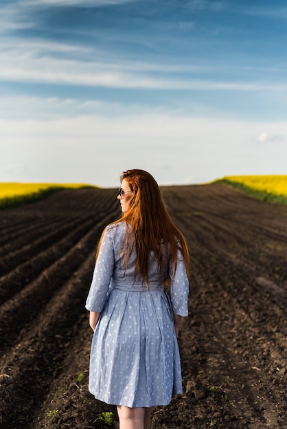 Donna incinta sul campo