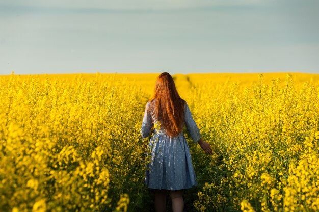 Donna incinta sul campo